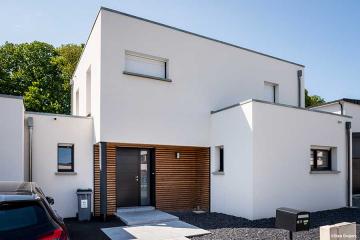 Maison contemporaine, mono-pente zinc, décroché en toit plat et bardage à claire-voie en red cedar