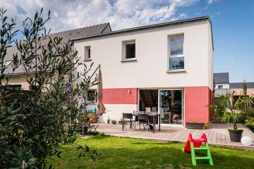 Maison moderne, bi-pente zinc et enduit rouge carmine