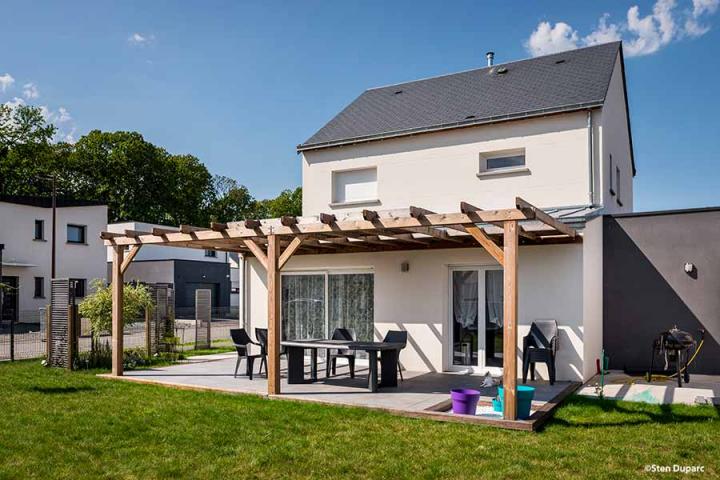 maison traditionnelle bi-pente ardoises, décroché mono-pente zinc et pergola