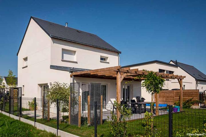 Maison traditionnelle bi-pente ardoises, décroché mono-pente zinc et pergola